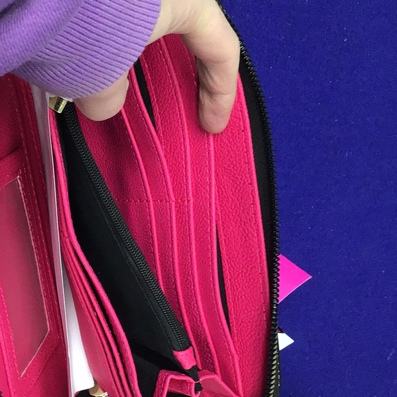 BETSEY JOHNSON BLACK ZIP AROUND WALLET - Picture 4 of 10